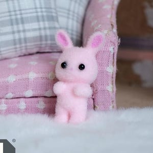 Poppenhuisbenodigdheden Miniatuur konijnenpop 1-5/16 inch hoog (gevlokte huid) (roze) - G022