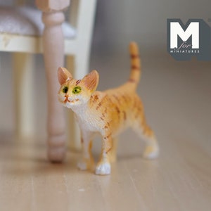 Miniatur Stehende Getigerte Katze 1:12 Tier (Gießharz) - C034