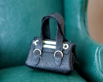 Bolso de mano negro en miniatura para casa de muñecas, escala 1:12, con anillas delanteras y correa de mano C044