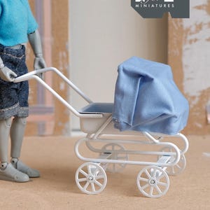 Miniatuurwandelwagen met blauwe kap: 1:12 poppenhuiskinderwagen met stoffen bovenkant 3-1/4 inch hoog (metaal) -