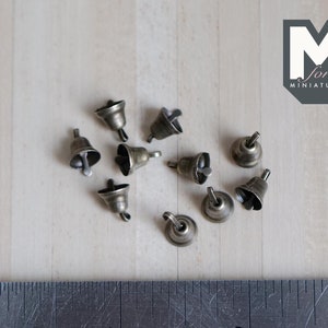 1:12 Maßstab Puppenhaus Weihnachtsglocken, Miniatur Glocken 10er Set, Metall Jingle Bells, Weihnachtsverzierungen Glocken - G096