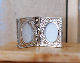 Cornice doppia in miniatura per ritratti, accessori per casa delle bambole in scala 1:12, cornice doppia pieghevole B053