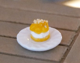 Miniature Cream Puff and Plate, 1:12 Scale Dollhouse Choux Pastry , miniature pâte à choux (plastic) - E025