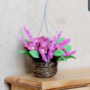 Miniatuur hangende bloemenmand: schaal 1:12 poppenhuistuin bloemen 1-11/16 inch dia. (roze) - F098