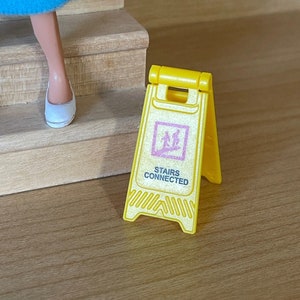 1:12 Cartello da pavimento giallo in miniatura per casa delle bambole, cartello per scale collegate G067