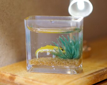 Pesce rosso in miniatura in ciotola per casa delle bambole