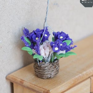 Miniatur Blumenampel 1:12 Maßstab Puppenhaus Zubehör Gartenblumen 1-28 cm Durchmesser. (lila) - F098