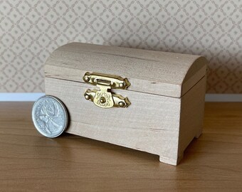 Accesorios para casas de muñecas: Cofre abovedado en miniatura, caja de almacenamiento a escala 1:12 con bisagra metálica, baúl para mantas en miniatura - C096