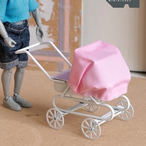 Miniatuurkinderwagen met roze kap: 1:12 poppenhuiskinderwagen met stoffen bovenkant: 3-1/4 inch hoog (metaal) -
