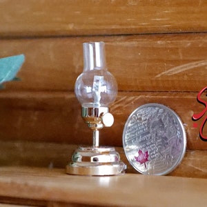 1:12 Miniatur Traditionelle Sturmlampe / Tischlampe Batteriebetriebenes LED-Licht mit Ein-Aus-Schalter - K048