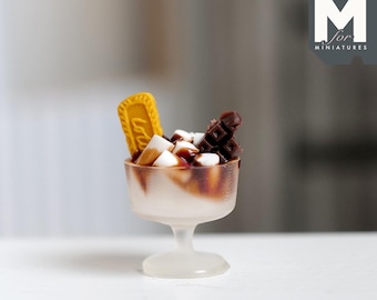 Miniatura de helado sundae en vaso con malvaviscos de chocolate y galleta, escala 1:12, comida falsa para casa de muñecas, 2,2 cm de alto.