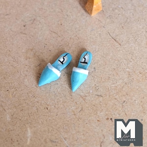 Op de afbeelding: Een set van drie keramische mokken met een gespikkelde, matte afwerking. De mokken zijn in de kleuren crème, lichtgrijs en donkergrijs. Elke mok heeft een eenvoudig, minimalistisch ontwerp, perfect voor koffie of thee.