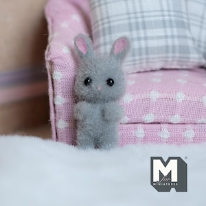 Poppenhuisbenodigdheden Miniatuur konijnenpop 1-5/16 inch hoog (gevlokte huid) (grijs) - G022