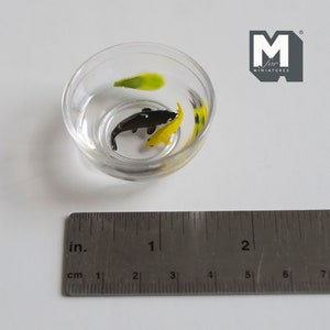 Miniatur Fischschale mit Schwarzem und Gelbem Fisch 3,8 cm Durchmesser (Plastik) - D078