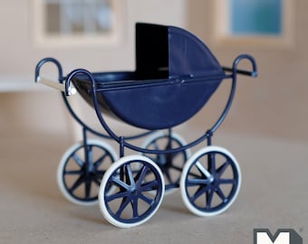 幼児用に作られたアンティークの人形用乳母車。可愛くてコレクションに 