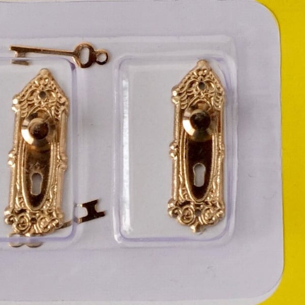 Dollhouse Miniature Brass Gold Door Knob with Keys Old English Victorian Heraldic Lock Colonial Nostalgic Lock 2 Piece Pack
