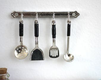 1:12 dollhouse miniature metal cooking utensils set with wall hanger slotted turner spatula ladle skimmer (silver style) - D042