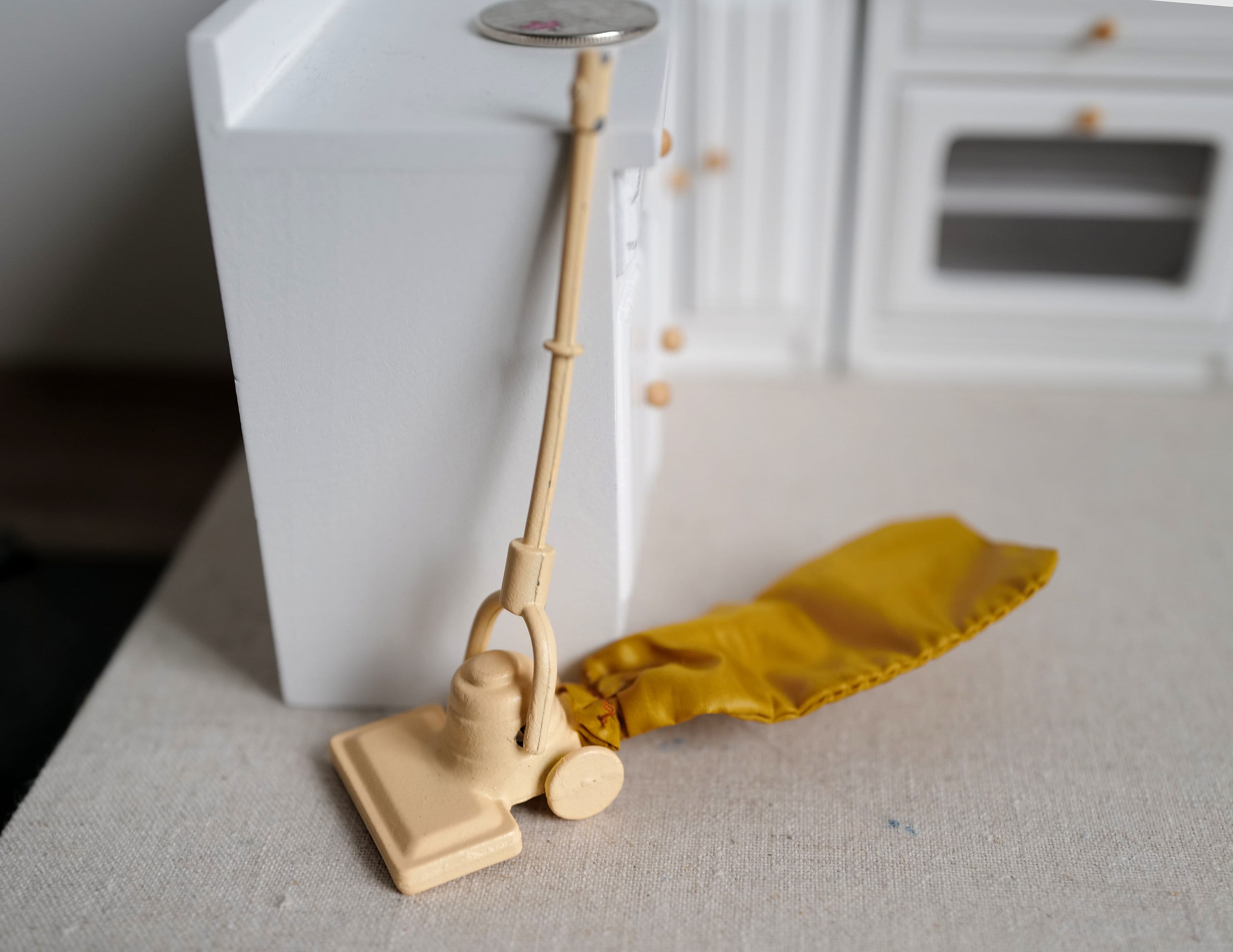 Aspirapolvere In Miniatura Per Case Delle Bambole 1:12 – Accessorio Realistico PLA Con Supporto, Colore Oro