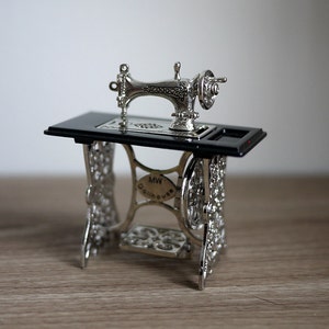 Dollhouse Supplies miniature  metal sewing machine 1:12 - F016