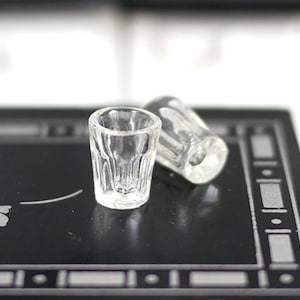 1:12 Set di 2 bicchieri in miniatura per casa delle bambole (plastica) - E056