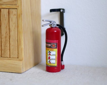 1:12 Dockhustillbehör säkerhetsutrustning miniatyr brandsläckarcylinder med vägghållare (röd) - D054