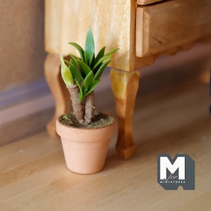Dollhouse Supplies Garden Strawberry Planter with Clay Pot 1:12 Scale Miniature Flowers and Leaves - F086