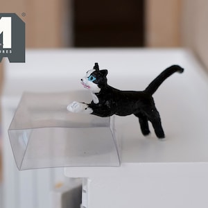 1:12 Dollhouse Miniature Jumping Cat C048