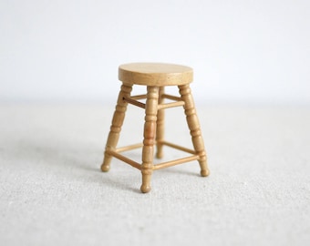 Banquinho curto de madeira tingida em miniatura com tampo redondo, escala 1:12 - D036