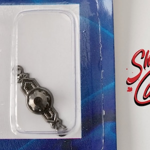 Könnte beinhalten: Zwei silberfarbene Türklinken aus Metall mit einem schwarzen Kristallknopf in der Mitte. Die Griffe sind in einer durchsichtigen Plastikverpackung verpackt. Die Verpackung hat einen blauen Hintergrund mit dem Text "Ship from Canada" in Rot.