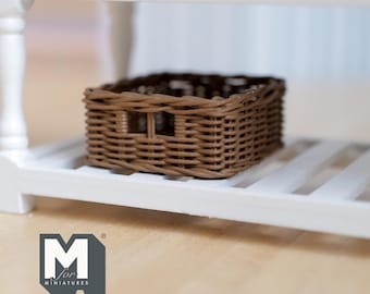 Cesta miniatura de imitación de mimbre a escala 1:12 para casa de muñecas, cesto de ropa de ratán, contenedor de almacenamiento de 3,8 cm de alto (marrón) -