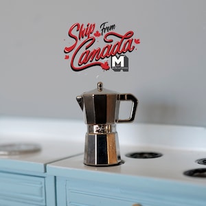 Cafetière sur cuisinière avec couvercle fixe pour maison de poupée à l'échelle 1:12 2,5 cm (1-1/8 po.) (argent) (métal) - A001