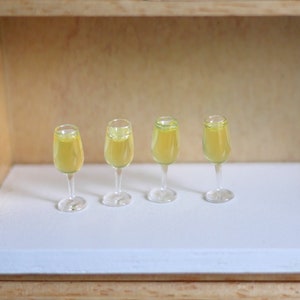 1:12 Puppenhaus-Miniatur-Champagner-Set mit 4 Stück – H009