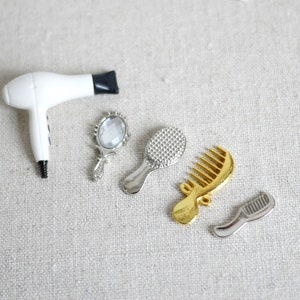 1:12 Puppenhaus Miniatur Haartrockner, Bürste, Kamm & Spiegel Set - G052