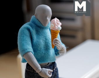 Helado suave de fresa en miniatura, escala 1:12, casa de muñecas, cono de gofre grande con malvaviscos, comida falsa de 1-1/8 pulgadas de alto.