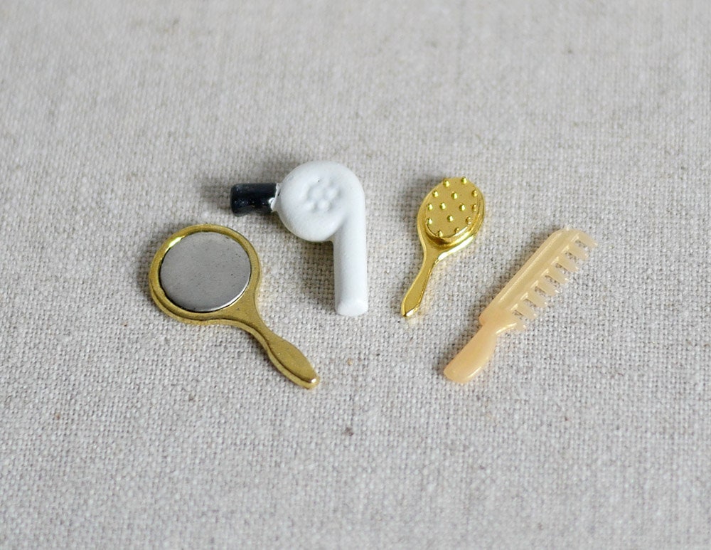 Set In Miniatura 1:12 Per Casa Delle Bambole - 4 Pezzi: Pettine, Asciugacapelli, Specchio E Accessori Trucco