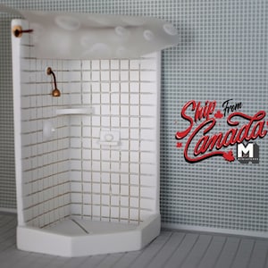 Può includere: Cabina doccia in miniatura bianca con interno in piastrelle bianche, soffione doccia e mensola. La cabina doccia è in plastica ed è progettata per case di bambole o ambientazioni in miniatura.