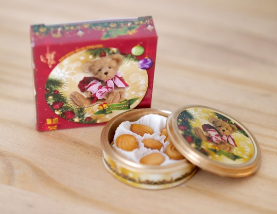 Biscotti al burro in miniatura, scatola con coperchio per orsetti in scala  1 pollice con biscotti danesi in scala 7 mezzo pollice -  Italia