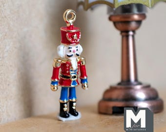 Adorno para casa de muñecas Soldado alemán Escala 1:12 Miniatura para árbol de Navidad 2,8 cm de alto (metal) (rojo/azul) - G080