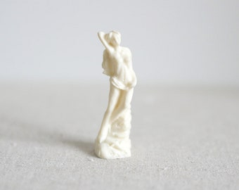 1:12 Dollhouse Miniature White Lady Standing Sculpture (White) - B055