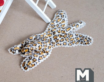 Puppenhaus Leopard Fell Teppich 1:12 Miniatur Tierfell Teppich Kunstfell Diorama Teppich 13 cm lang (100% Stoff) - H049