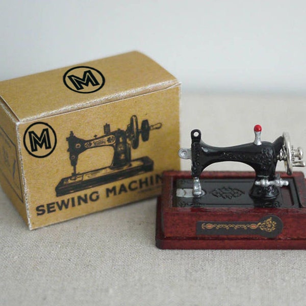 Miniatuur naaimachine met naai-elementen en doos, poppenhuis naaien, naaimachine, kleine naaimachine, 1/12e naaimachine