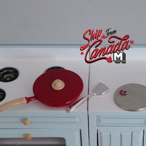 1:12 Dollhouse Supplies Miniature Metal Cooking Frying Pan Lid and Spatula (Red) - B033