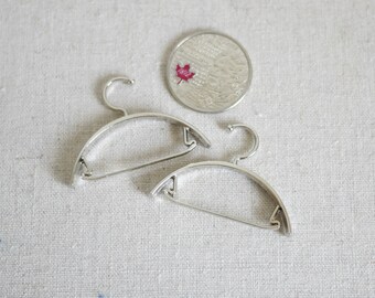 Dollhouse Miniature Cloth Hanger set of 2 (metal) silver 4cm(L) x 2.5cm(H) - G059