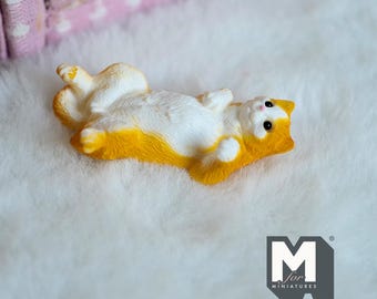 Figura de gato en miniatura boca arriba, escala 1:12, para casa de muñecas, color naranja y blanco, 4,4 cm de largo (resina) - B046