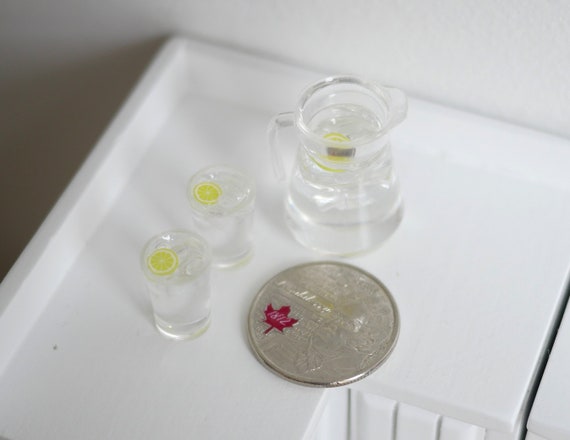 3 Pz/set Casa Delle Bambole In Miniatura Cibo Succo Di Limone Brocca Tazza Per Mobili Casa Delle Bambole 510632