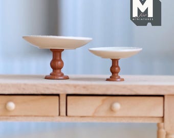 Miniatuur taartstandaards set van 2 poppenhuis bakkerij eten serveerschaal display standaard 3/4 inch hoog (beige) - E078