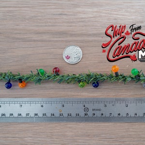 1:12 poppenhuisminiatuur kerstslinger kerstversiering voor boom of muur / kunstgrenen koord met gekleurde bollen - I015