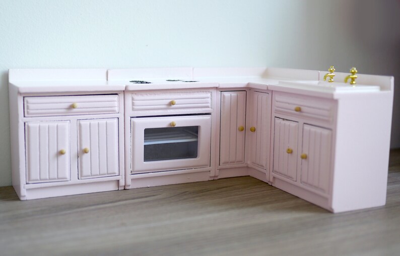 dollhouse miniature kitchen