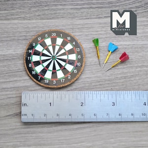 1:12 Puppenhaus Miniatur Dart Spiel Set von 4 - G011