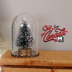1:12 Puppenhaus Miniatur Geschmückter Weihnachtsbaum unter Glaskuppel Vitrine auf Metallsockel - A092